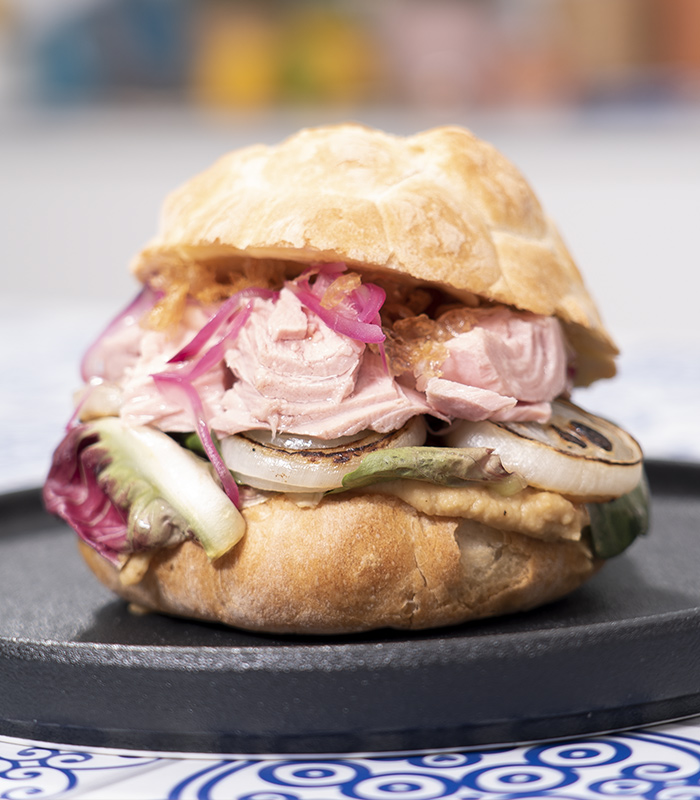 Roll with Filod’olio tuna, chickpeas and onion