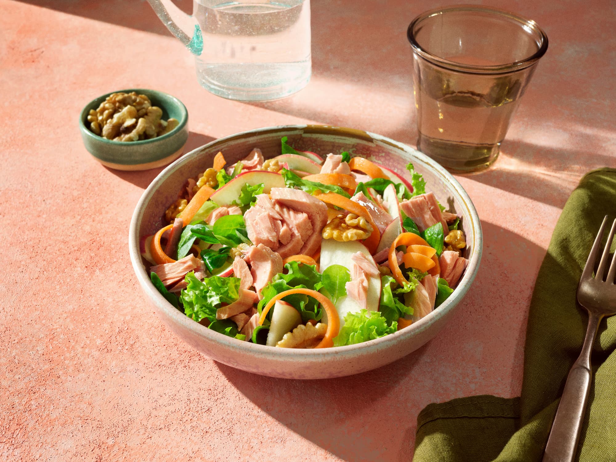 Green Salad with Rio Mare Tuna, Red Apple, Carrots and Walnuts