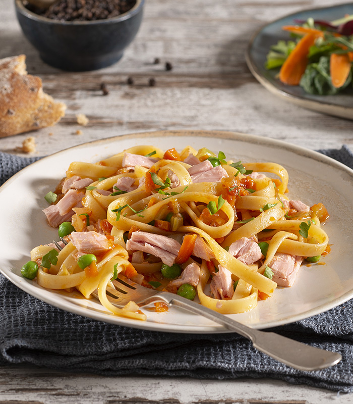 Linguine with tuna ragù and peas