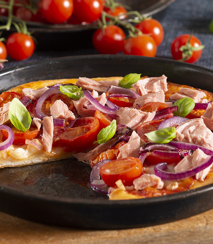Pizza with tuna, red onions and cherry tomatoes
