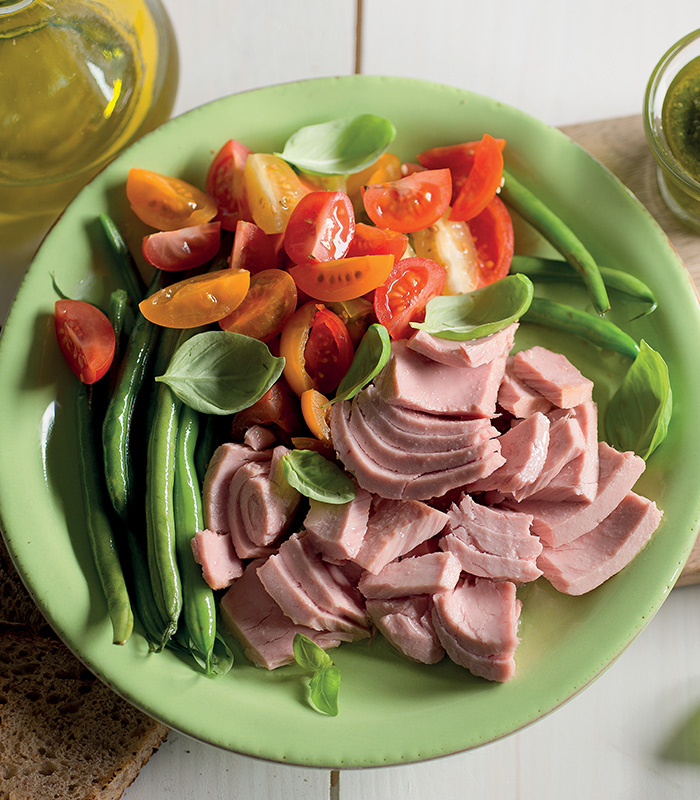 Tuna with tomatoes, beans and basil